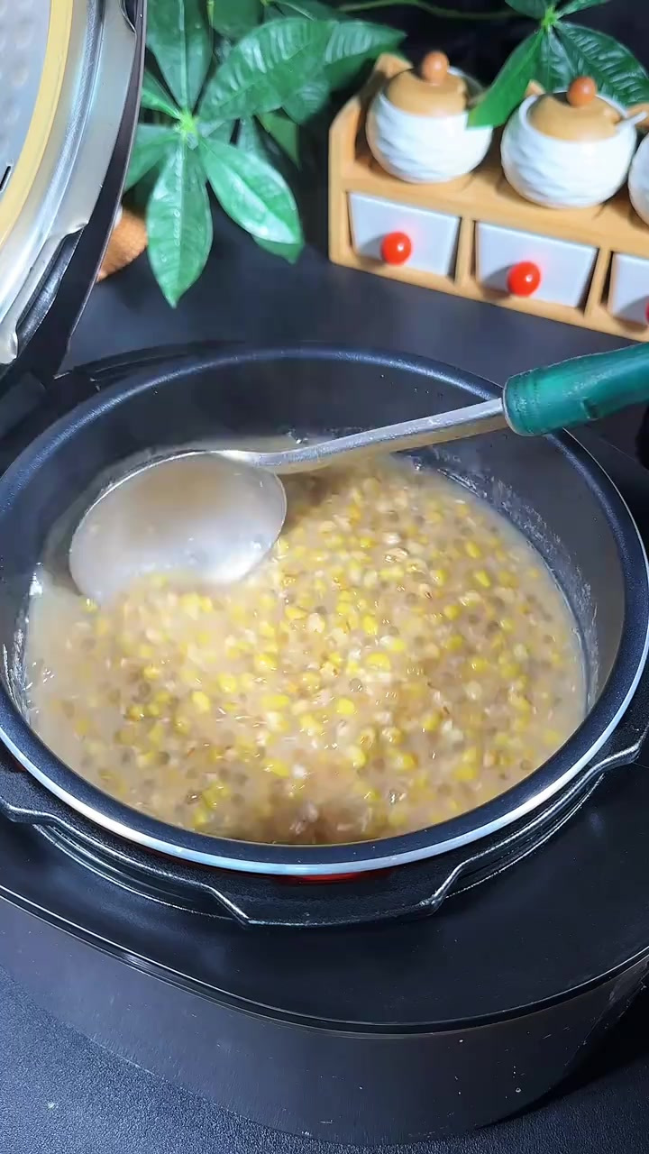 天气越来越热了，经常给家人煮一锅绿豆西米露，来上一碗特别的舒