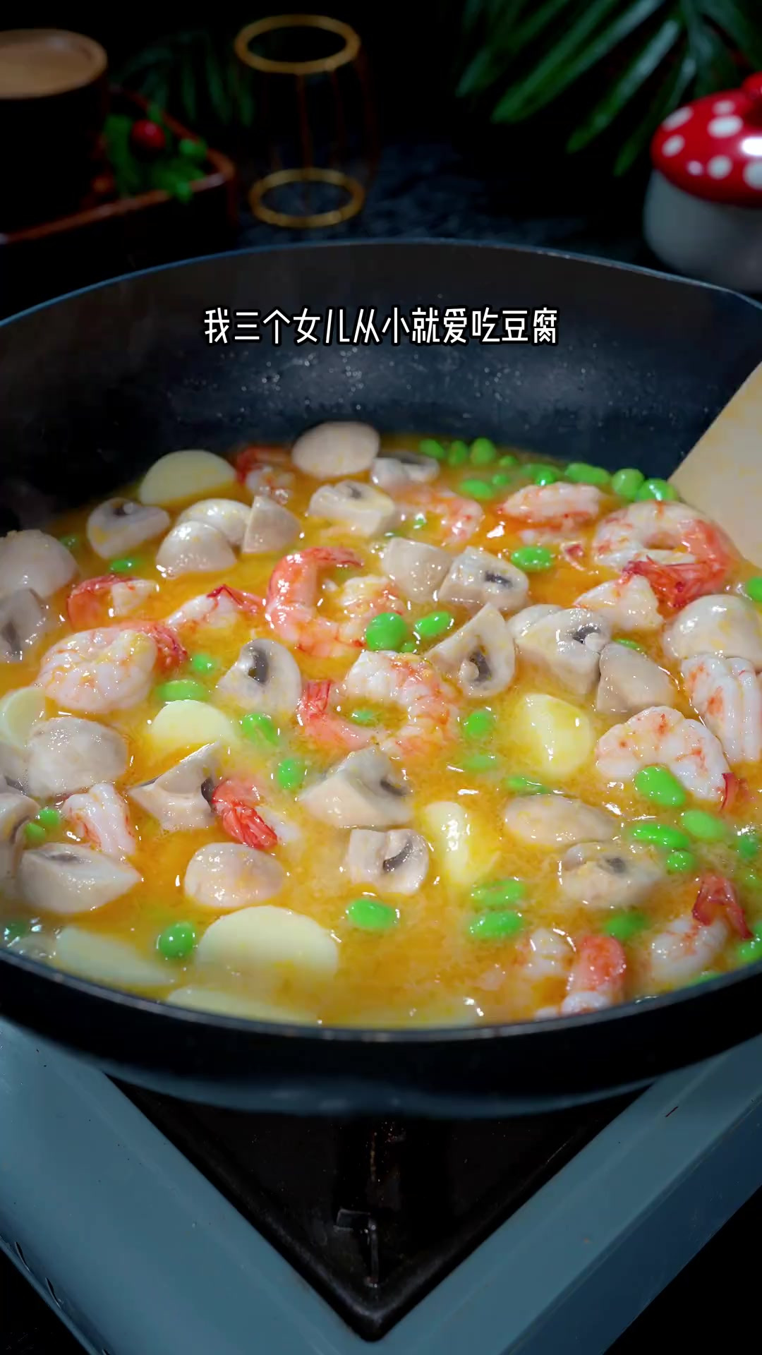 虾仁烩豆腐做法 虾仁烩豆腐是我家小朋友特别喜欢吃的一道菜，醇