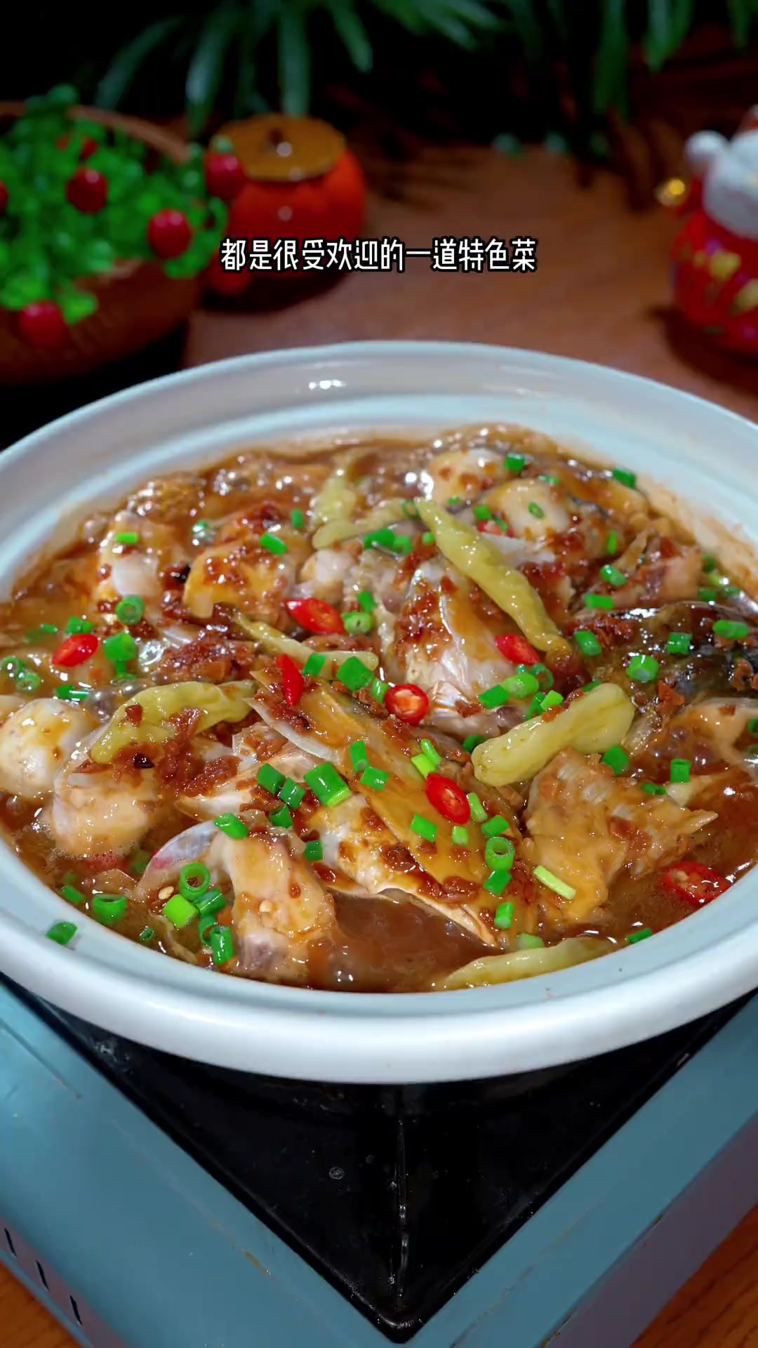 砂锅鱼头煲是我们温州很受欢迎的特色菜 这样做的砂锅鱼头煲，鲜