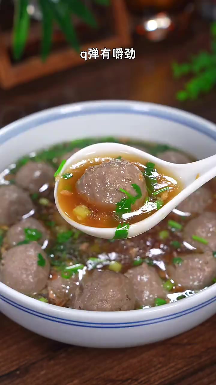 在家简单两步就能搞定一碗地道的潮汕牛肉丸汤，鲜美好喝又有营养