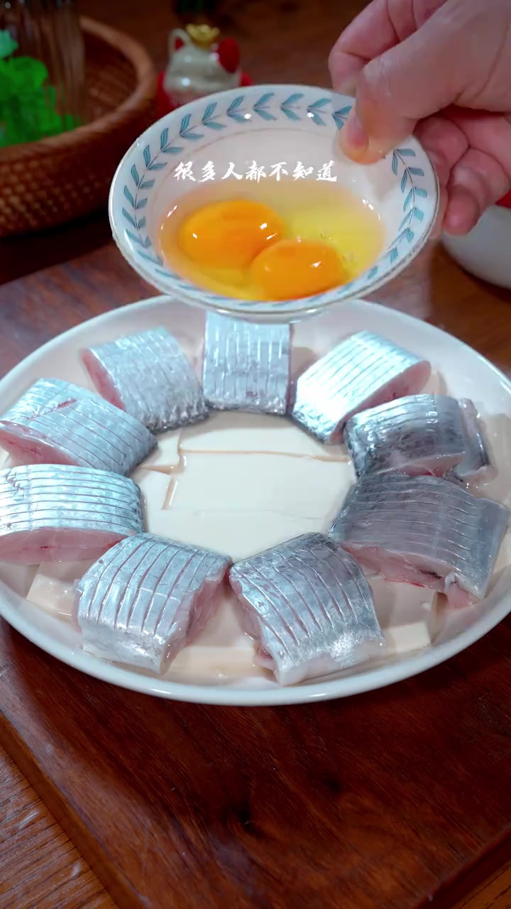 酱椒带鱼酱香浓郁好吃又简单 酒店里桌桌必点的酱椒蒸带鱼,在家