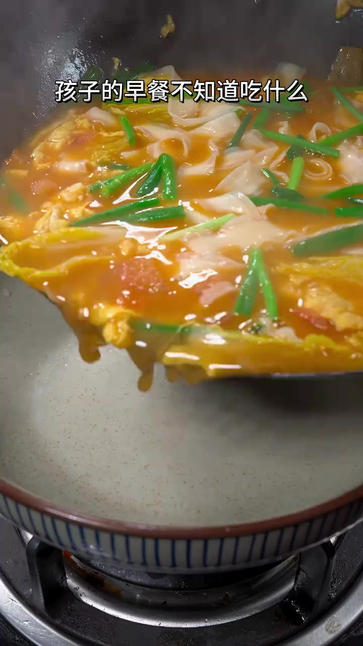 每次做这个番茄鸡蛋刀削面 孩子都很喜欢吃 面条筋道爽滑 汤汁