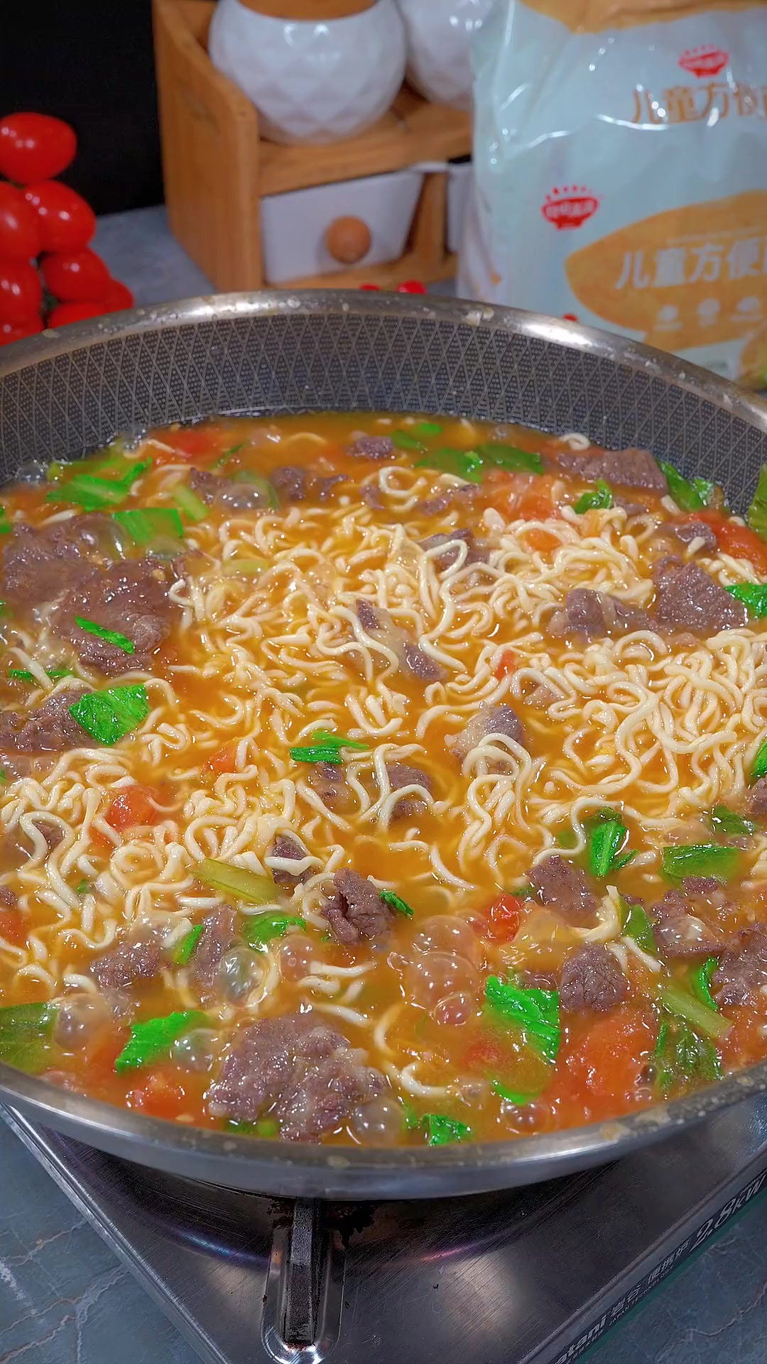 小朋友都爱吃方便面，今天做的这个番茄牛肉面小朋友特爱吃