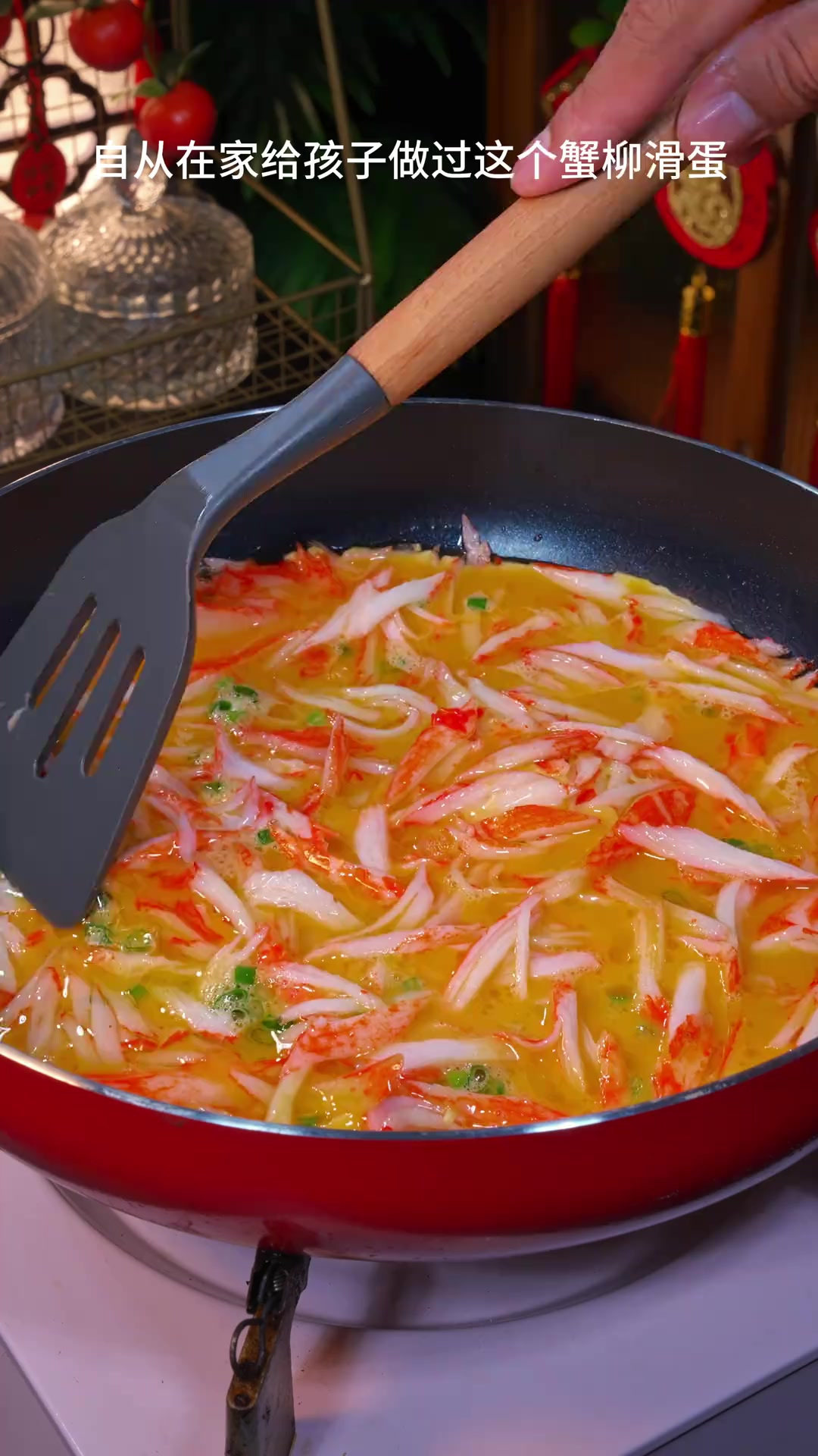 港式茶餐厅的招牌菜蟹柳滑蛋，嫩滑鲜香，营养丰富，孩子们特别爱