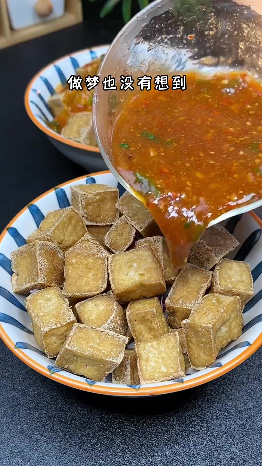 学会了这个小吃街的臭豆腐，你也可以出去摆摊啦，一咬满口爆汁