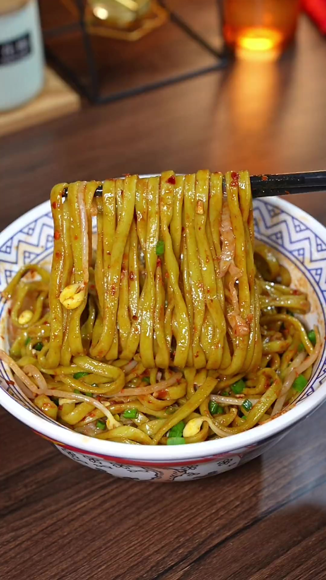每次做这个油泼菠菜面,老公都要吃两碗,他说比外面卖的都好吃!