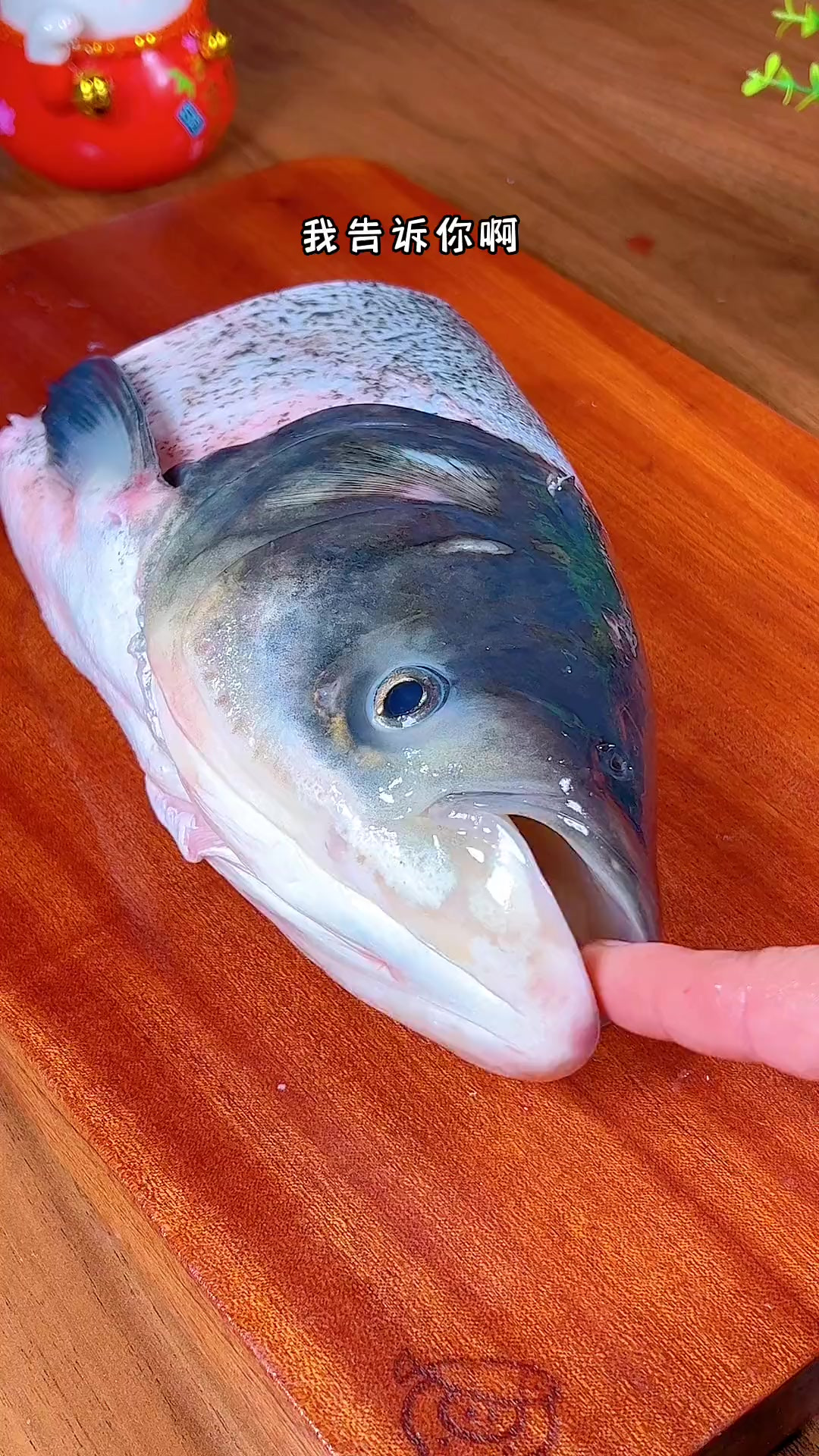 这样做的酱椒蒸鱼头,用来招待客人,那就是你的拿手菜,下酒又下