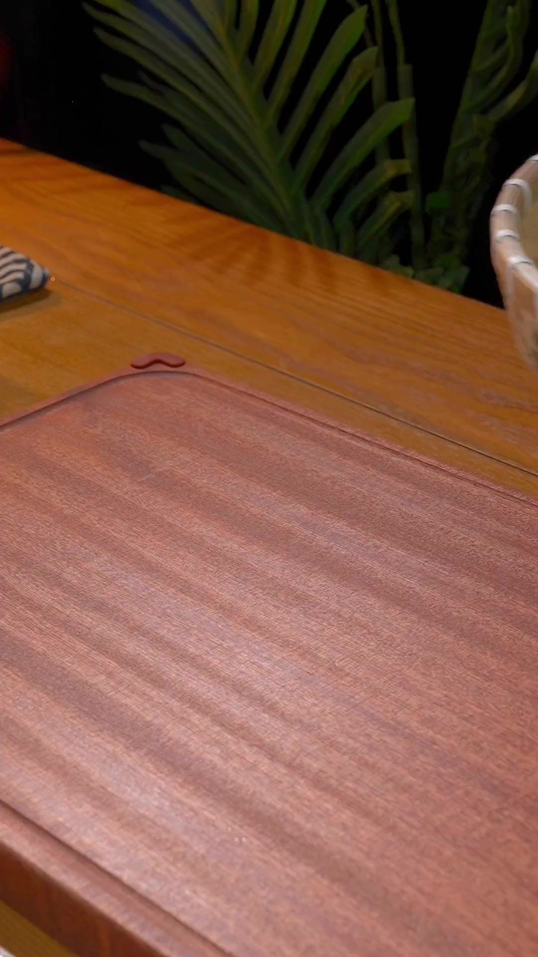 把黄瓜倒进热水中，做出的韩式黄瓜泡菜，口感清脆颜色碧绿，特别