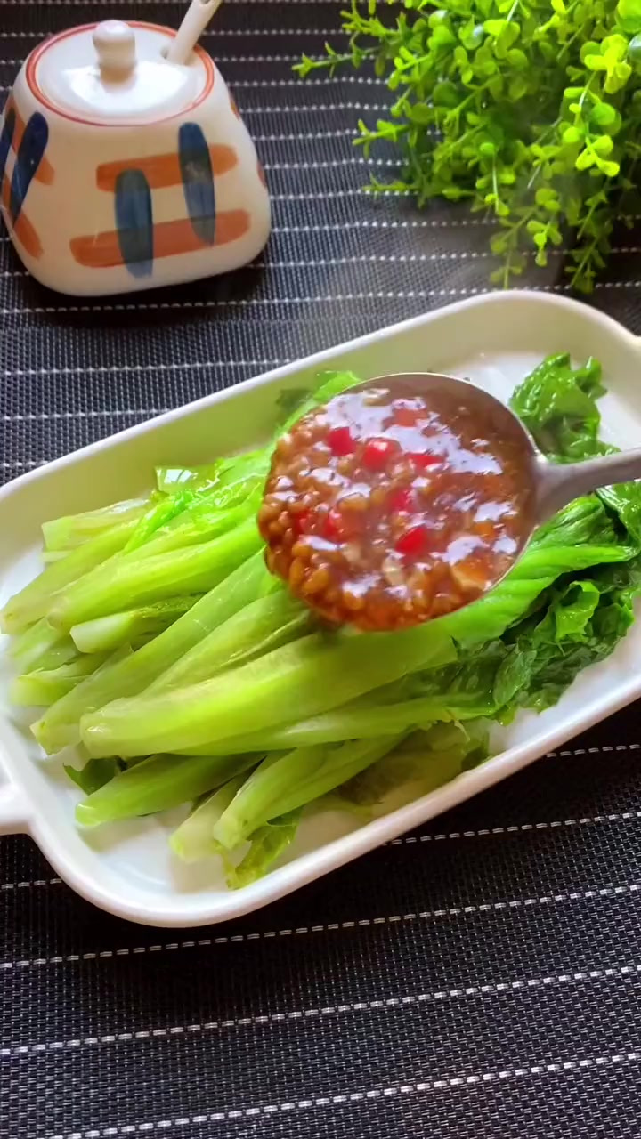 给加班回来的老公做了一碗刀削牛肉面搭配一盘蚝油生菜，他说太满