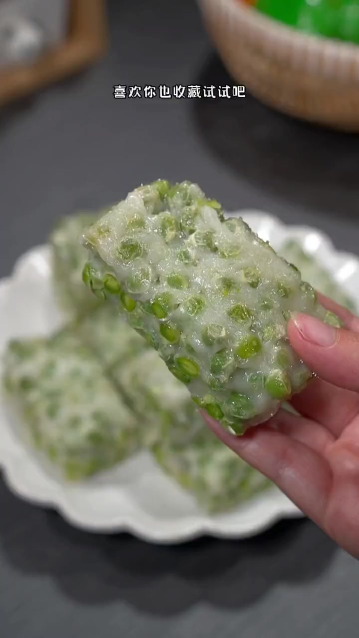又到了吃豌豆的季节，做道河南传统美食豌豆糕，香甜软糯，还是小