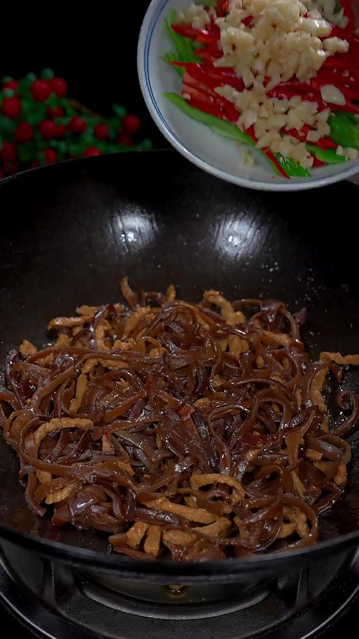 就这样随便炒一炒的青椒木耳炒肉丝，好吃下饭，怎么吃都腻