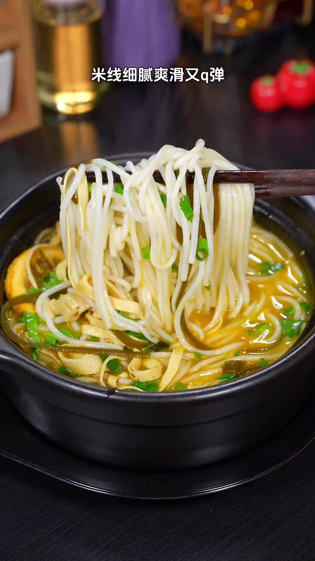 吃一次就会爱上的酸菜金汤米线，米线爽滑劲道，汤底酸辣过瘾 真