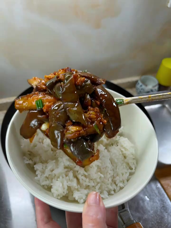 鱼香茄子盖饭 茄子正当季，像这样做成鱼香口味的，小朋友都喜欢