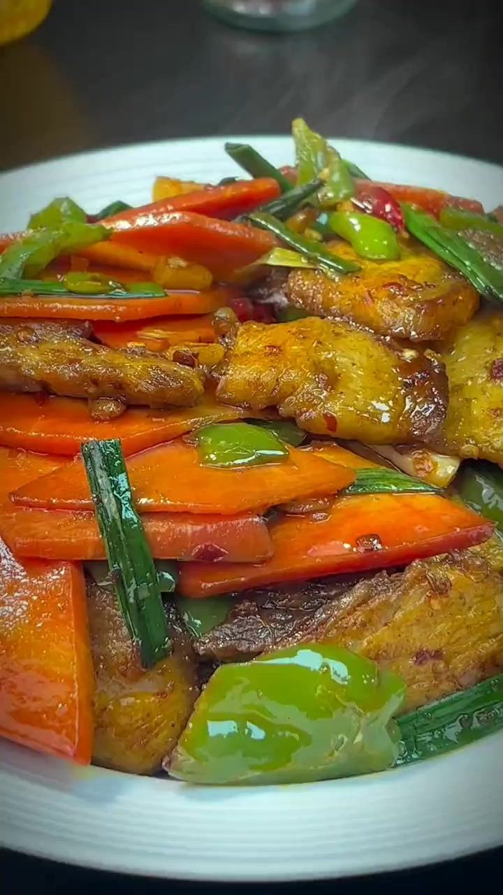 回锅肉很多人都爱吃，今天我就把做法简单，好吃又下饭的方法分享