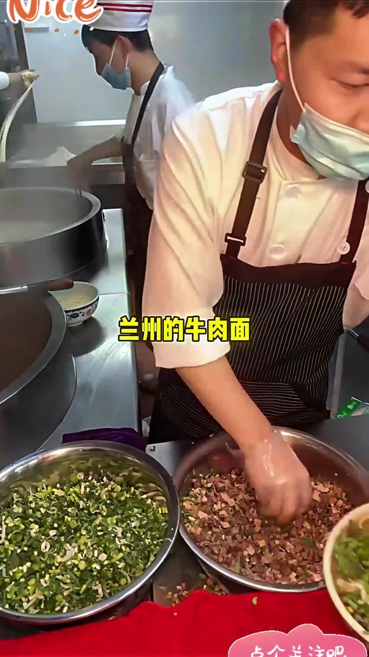 兰州牛肉面八块一碗,加肉加蛋吃起来超爽!