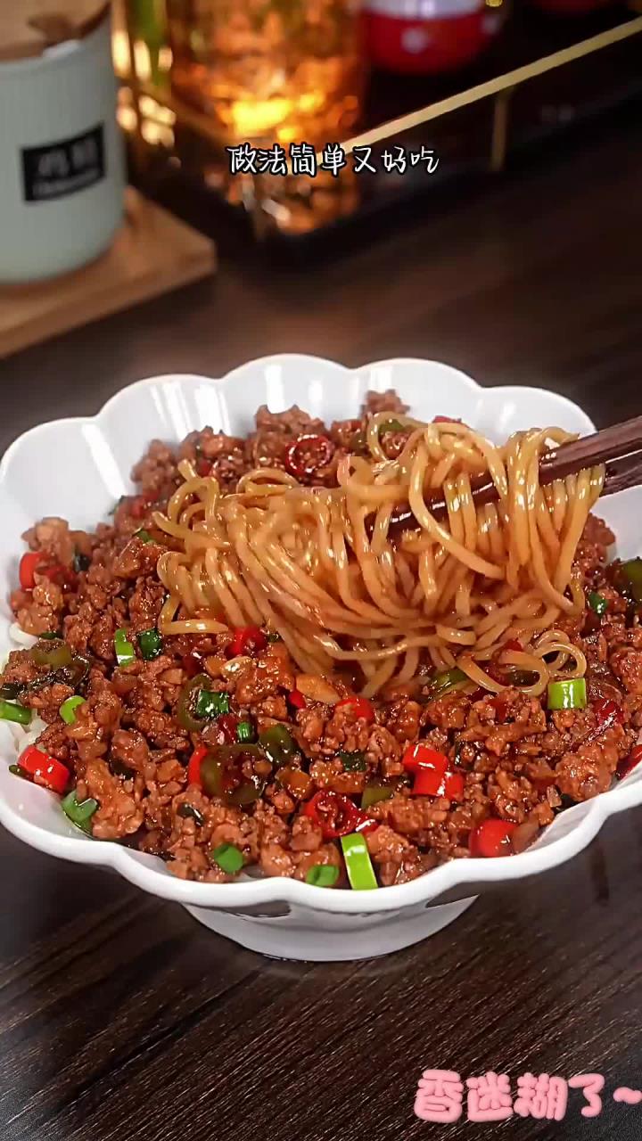 谁能拒绝得了这样一碗香喷喷的肉末拌面,肉末裹满了面条,你一定要试试