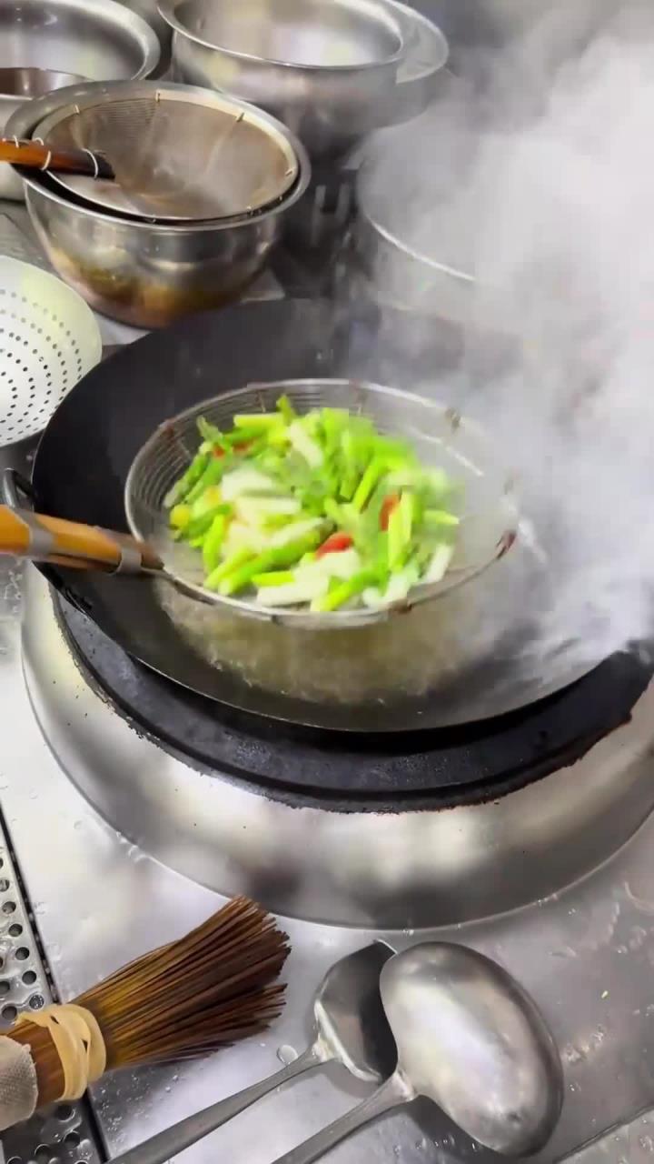 来看看00后粤菜师傅如何教我们炒一道爽脆又好吃的碧绿炒淮山!
