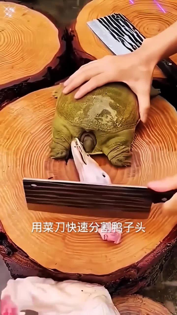 用菜刀快速分割鸭子头