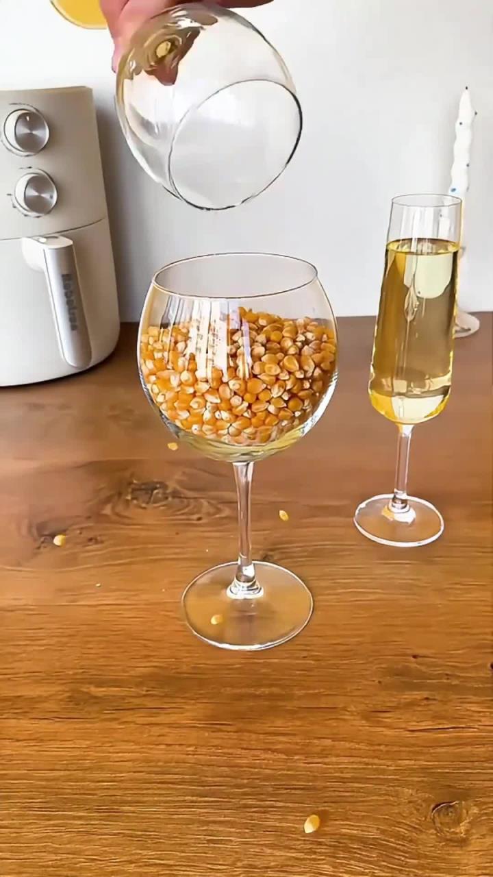 如何在家用杯子制作出一杯爆米花?