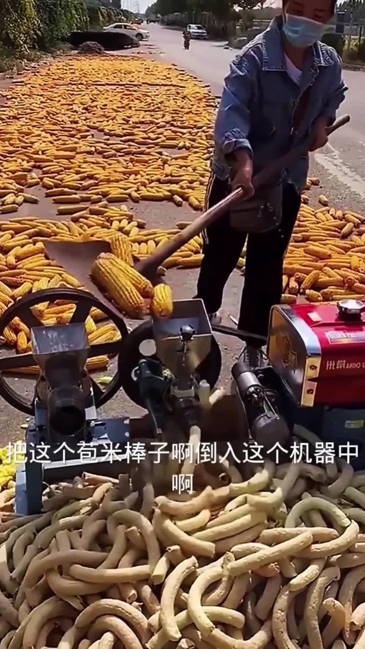 把玉米棒子扔进机器里就出爆米花了