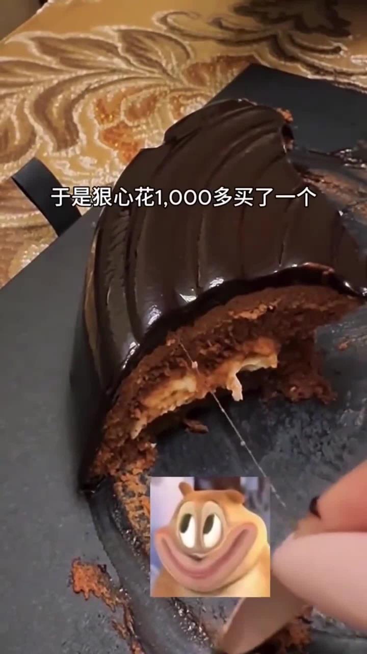 这蛋糕怎么啦?从里面拽出一根很长的细丝