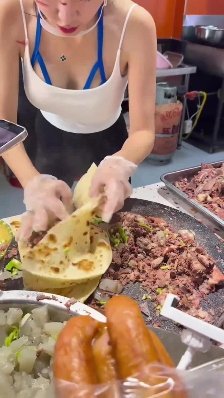 河北任丘驴肉卷饼,看着就香