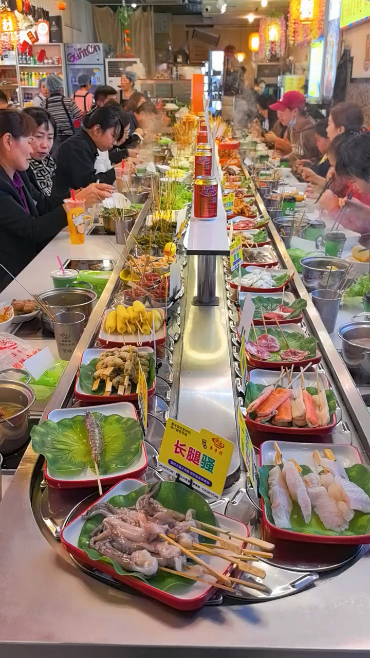 小学毕业的农村大姐开旋转小火锅店半年了,这生意我真的惊呆了