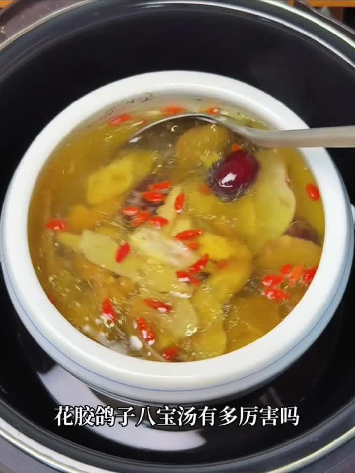 这么炖花胶鸽子汤,鲜香滋补无腥味,一碗暖身又养颜!