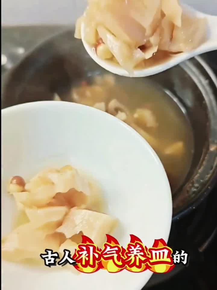 莲藕芡实汤,一碗喝出好气色,养颜秘诀大公开!