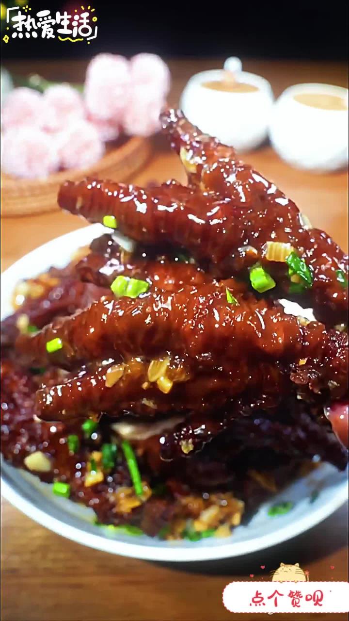 很多朋友虎皮鸡爪都炸不出这样的虎皮，按我的方法做很容易成功，建议一次性多做一点放