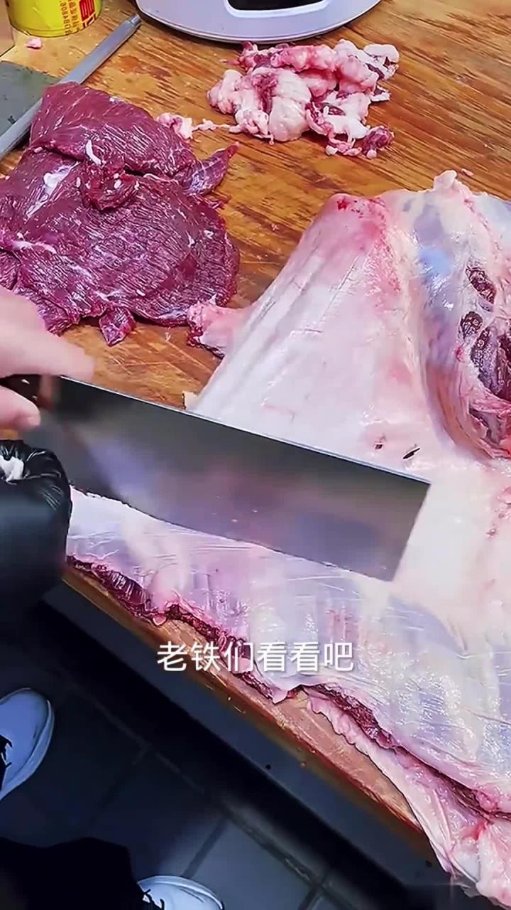 用菜刀快速分割牛腩肉