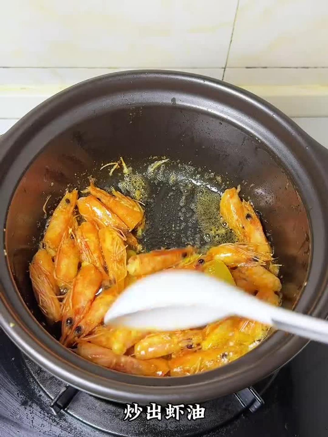 低脂暖胃养生汤,鲜香三鲜菌菇,一碗暖心又健康!