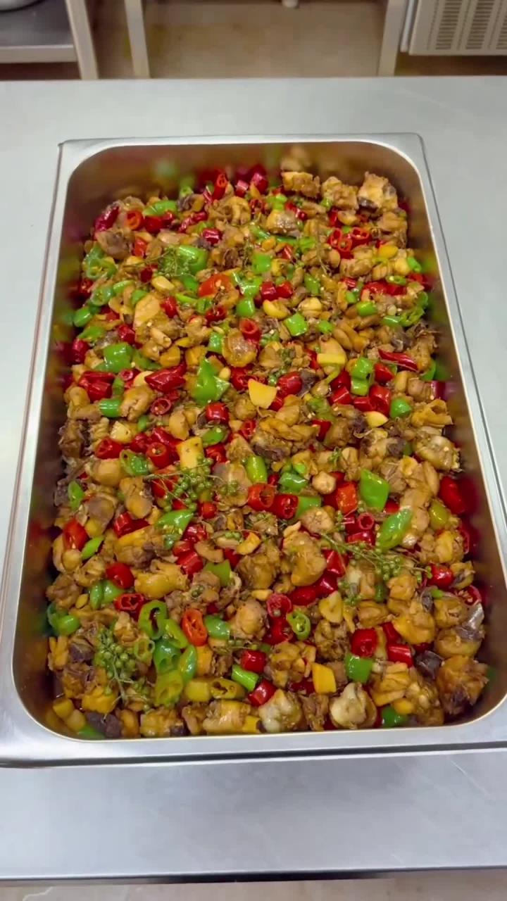 食堂大锅菜 鲜椒鸡做法教程分享。鲜椒鸡