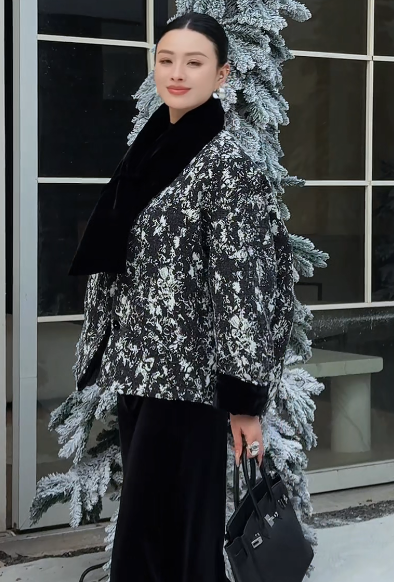 黑底白花外套搭黑丝绒裤冬日高级感