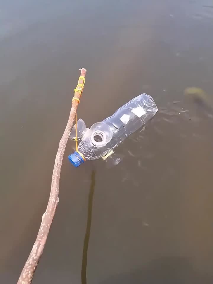 小伙用废弃的塑料瓶改造一个钓鱼神器
