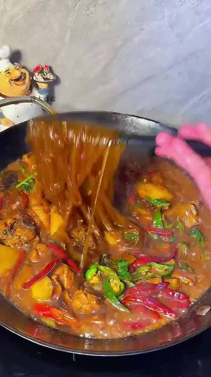 21秒学会！鸡腿炖粉条！汤汁浓郁！巨巨下饭！