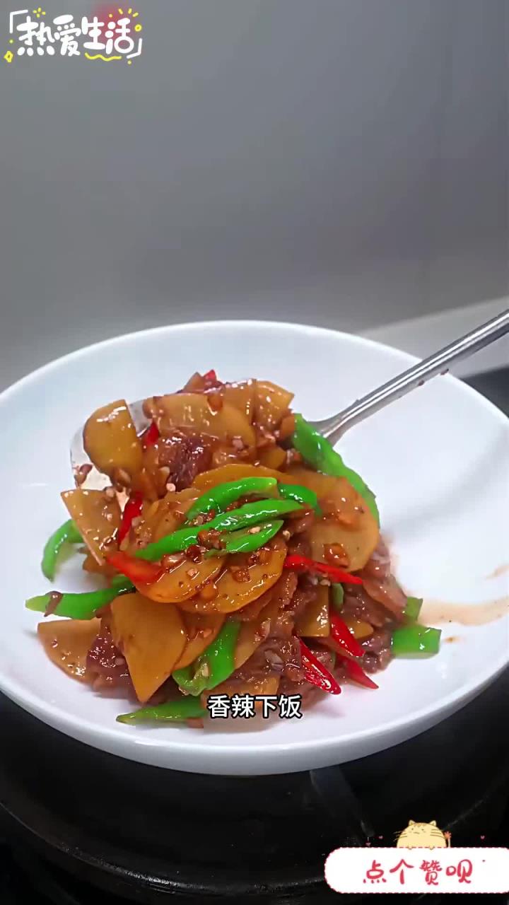 我家孩子特别喜欢吃我做的做的五花肉炒土豆片,这样炒肉很香,土豆也好吃