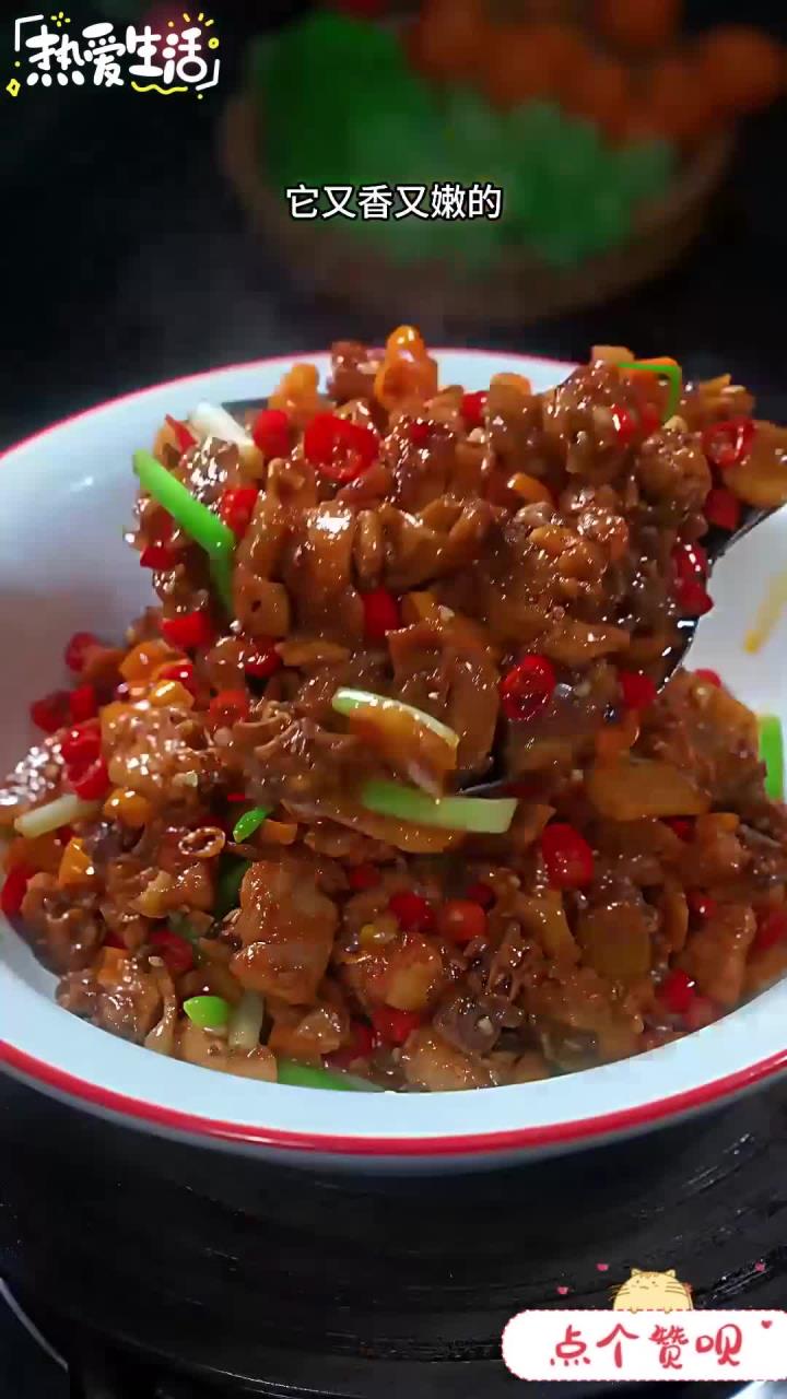 茶油炒鸡是我们湘菜里的一道经典菜,吃过的朋友都会赞不绝口
