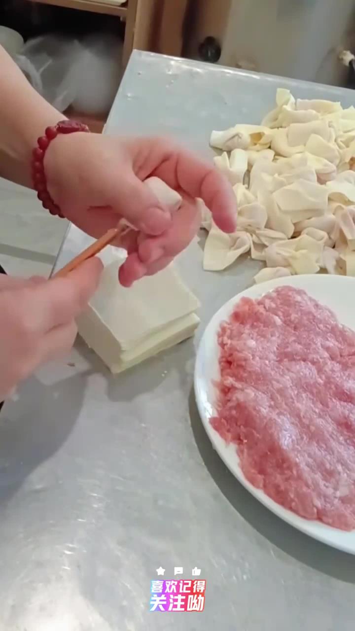 这个包馄饨的手法又快又好看