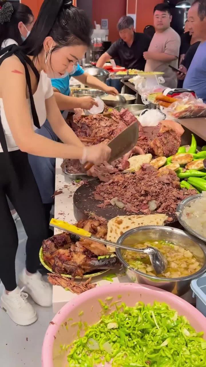 河北任丘美食“驴肉卷饼”,真不愧是天上龙肉地上驴肉
