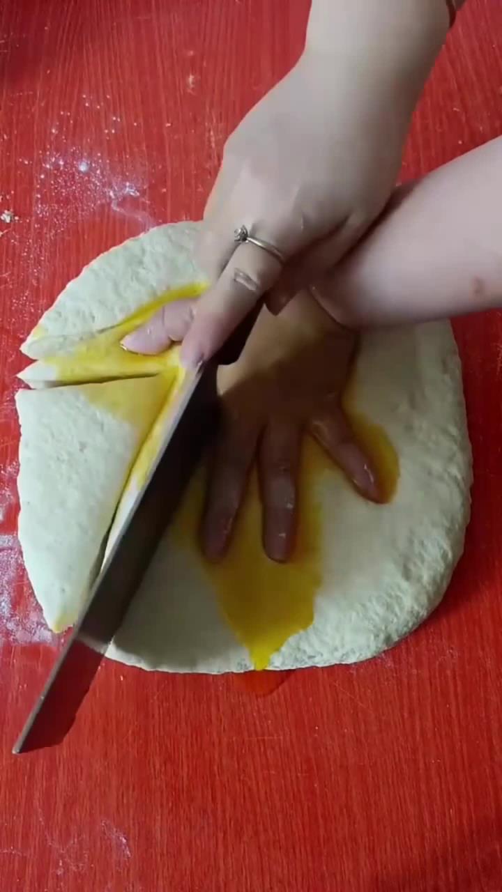 大姐用面食做成凤凰