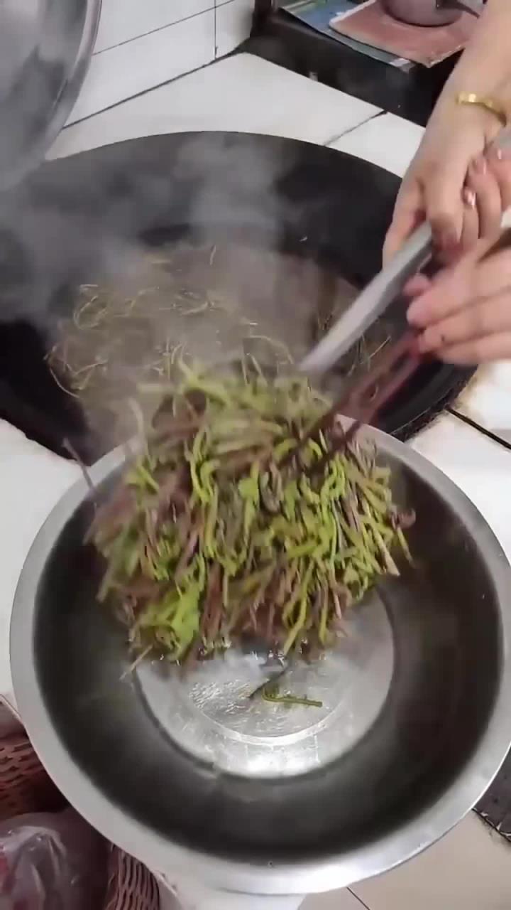 蒜头爆炒山野菜可下饭了