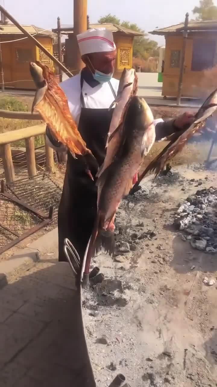 来新疆,请你吃原始烤鱼!