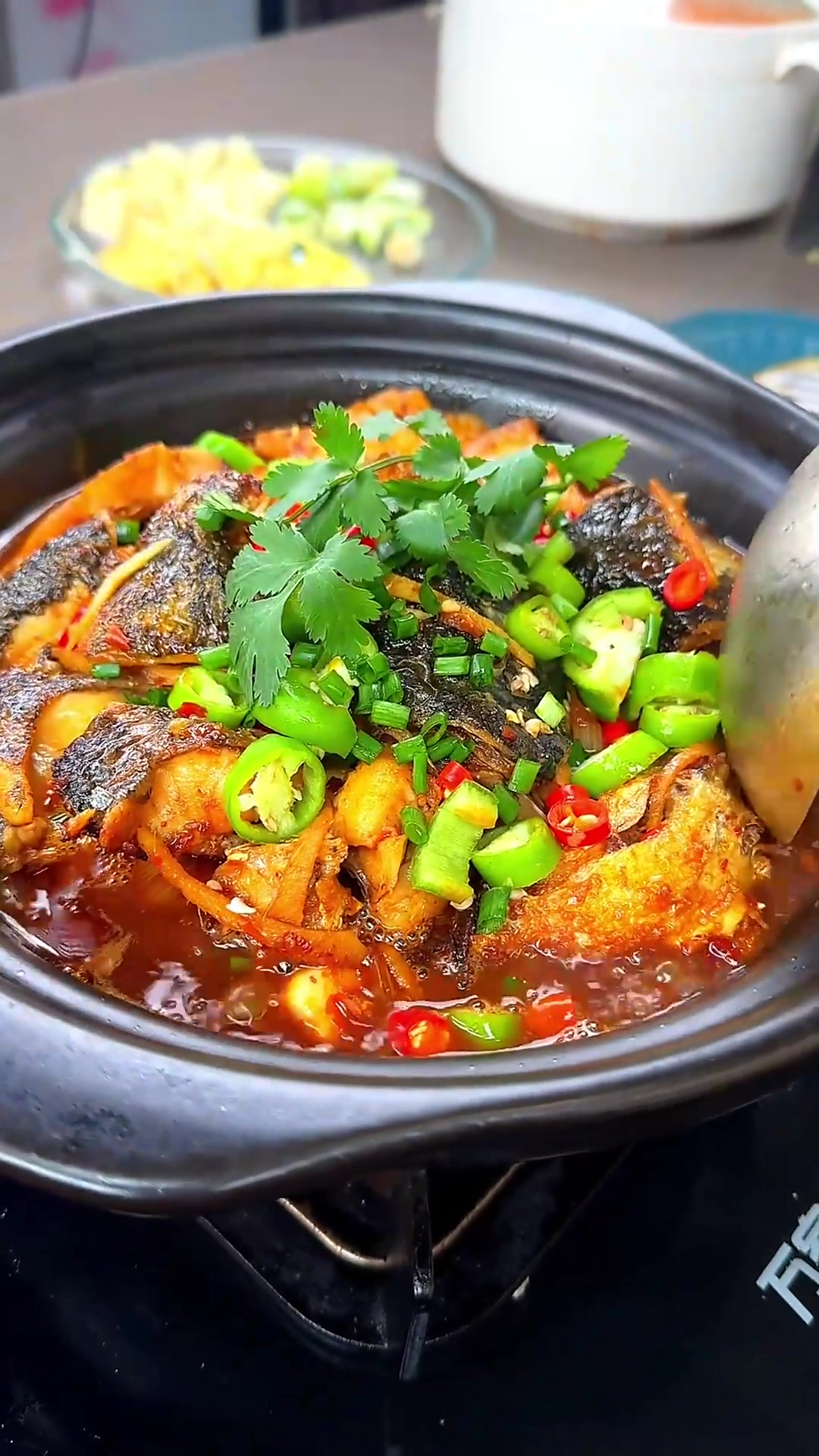 干锅鱼头这样烧的干锅胖头鱼鱼肉鲜嫩入味