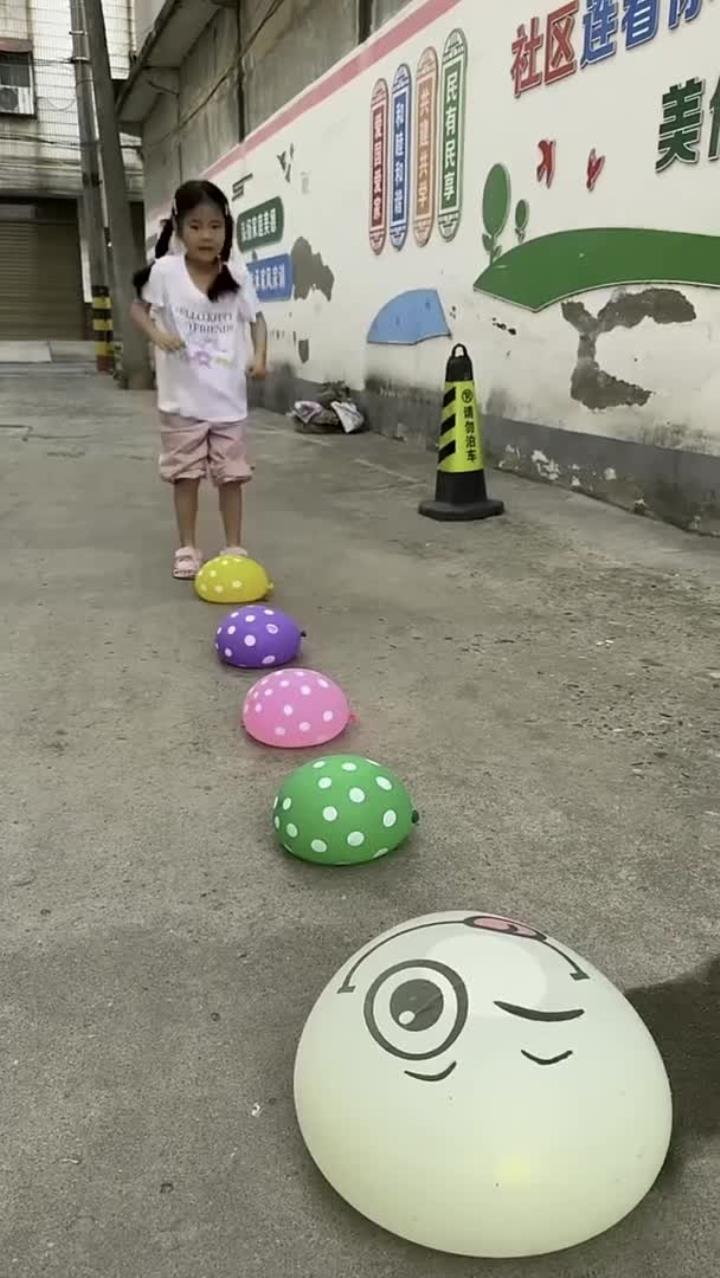 萌娃快乐跳跳球,户外游戏真开心!