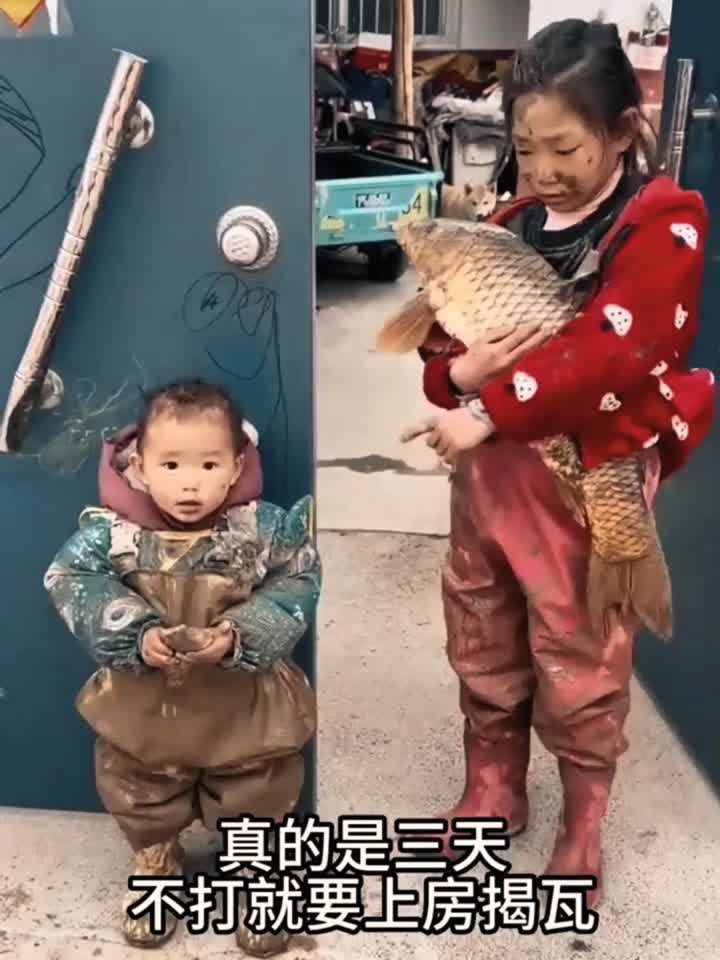 女孩带妹妹抓鱼归来,满身泥巴既搞笑又让人无奈的奇妙瞬间