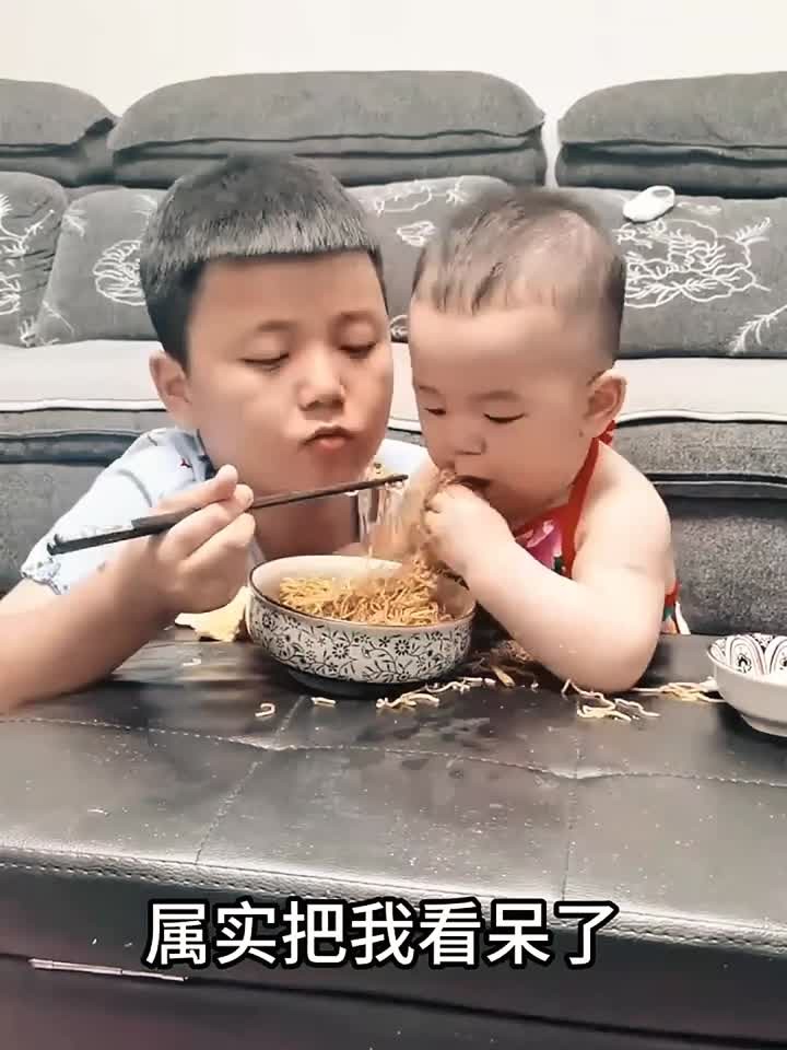 萌娃眼馋哥哥吃卤肉面,萌趣瞬间引全场笑声