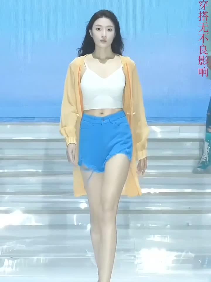 美女模特走秀再配上圣斗士的背景音乐,是不是很热血