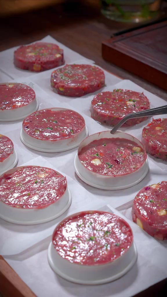 冬日必备:快速自制孩子爱吃的营养牛肉饼!