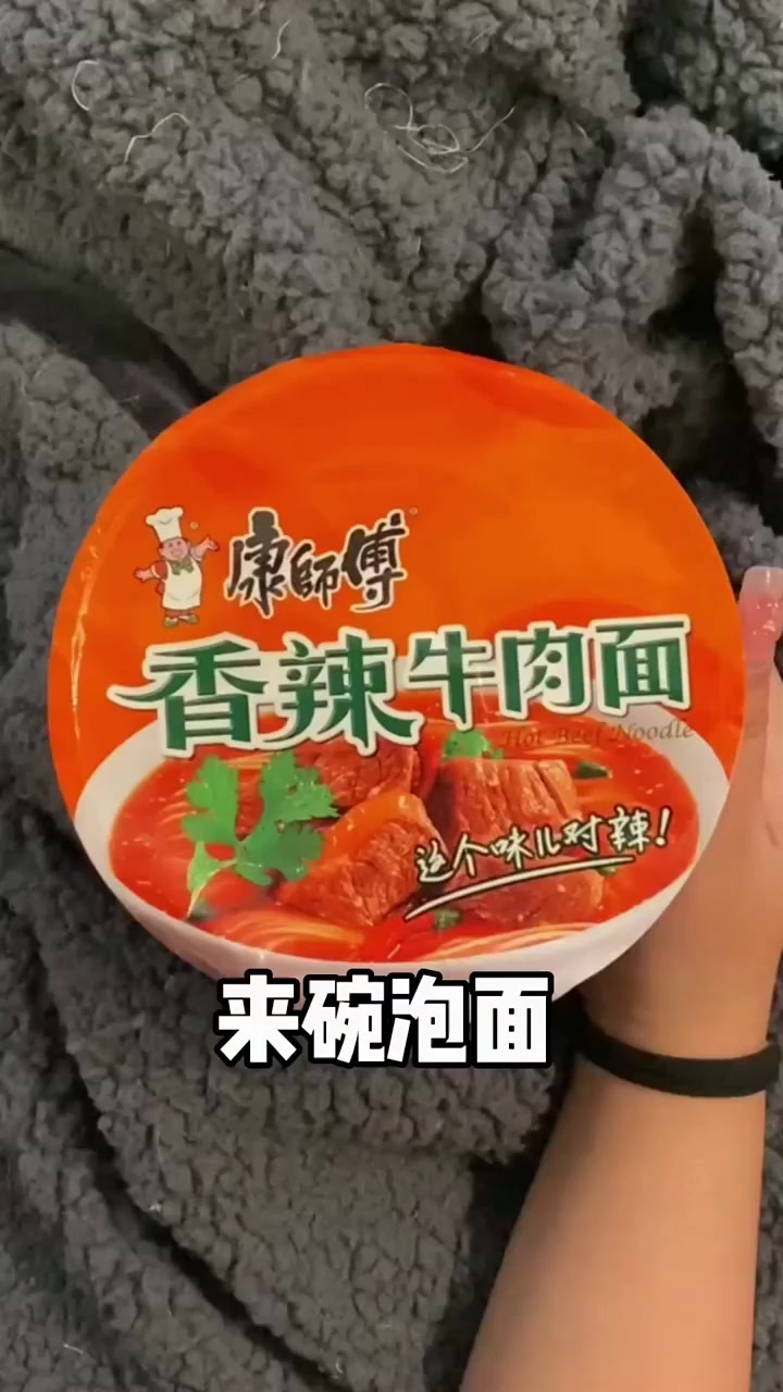 此时此刻一位高贵的公主正在享受她的美味晚餐!